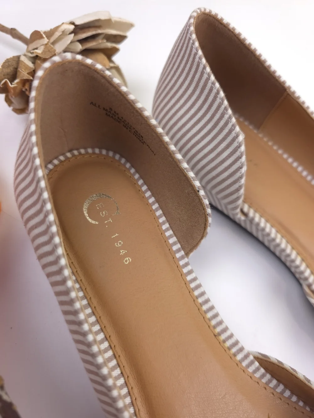 Womens White Tan Striped Flats Sz 8 - Picture 4 of 11